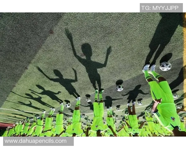 半张脸凝聚足球巨星力量展现绿茵激情与不屈奋斗精神